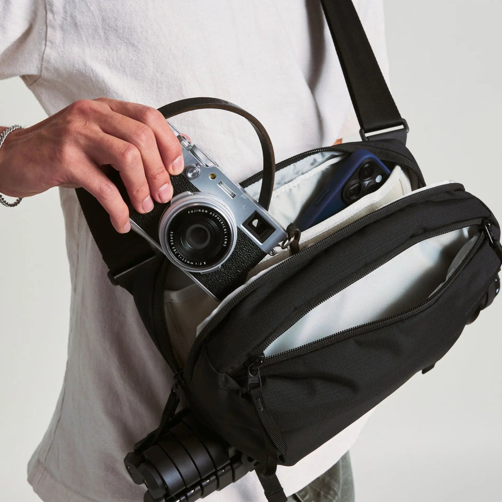Moment Everything Sling 4L Black Travel Tech Organiser Everyday Carry Bag