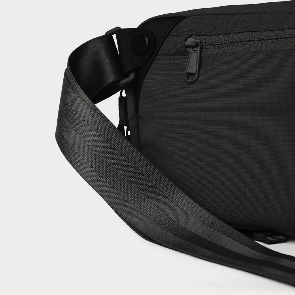 Moment Everything Sling 4L Black Travel Tech Organiser Everyday Carry Bag